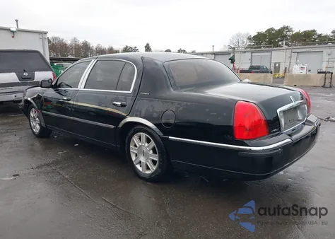 2011 Lincoln Town Car Executive L z USA, uszkodzony, nr VIN 2LNBL8EVXBX758298